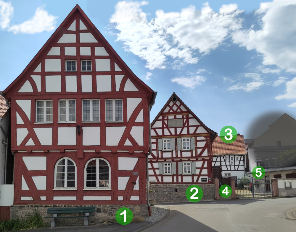 Das Ensemble mit Rathaus, Heimatmuseum, Scheune und Nebengebäude 