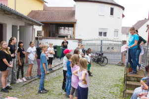 Kinder hören Infos zu