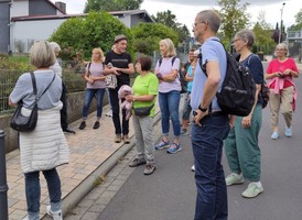 Gymnastiggruppe TSV Bellersheim vor der Schule