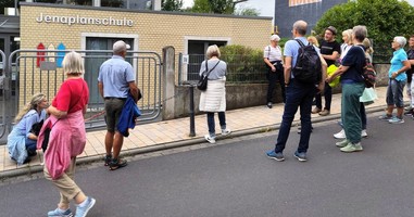 Gymnastiggruppe TSV Bellersheim vor der Schule