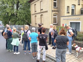 Gymnastiggruppe TSV Bellersheim vor der Schule