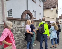 Gymnastikgruppe TSV Bellersheim vor der ehemaligen Synagoge