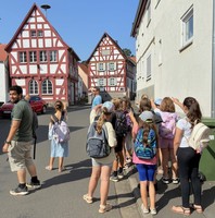 Ankunft der Schülergruppe vor dem Heimatmuseum