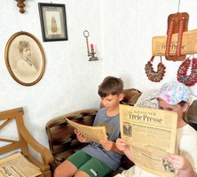 Zeitung lesen in der Wohnstubb