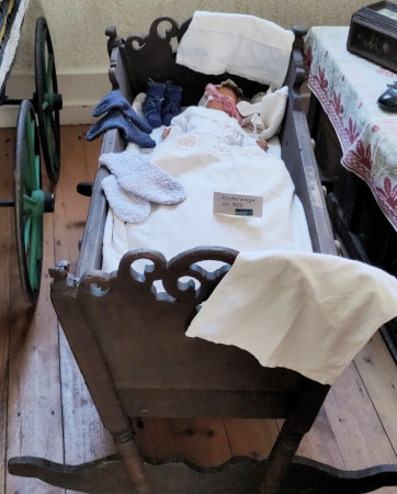 Kinderwiege vor 1800