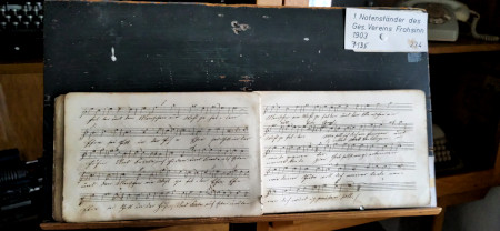 1. Notenständer des Gesangvereins Frohsinn mit handgeschriebenem Notenheft 1903